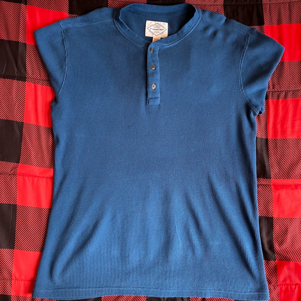 St. John’s Bay Blue Cotton Knit Long Sleeve shirt. Mens Medium